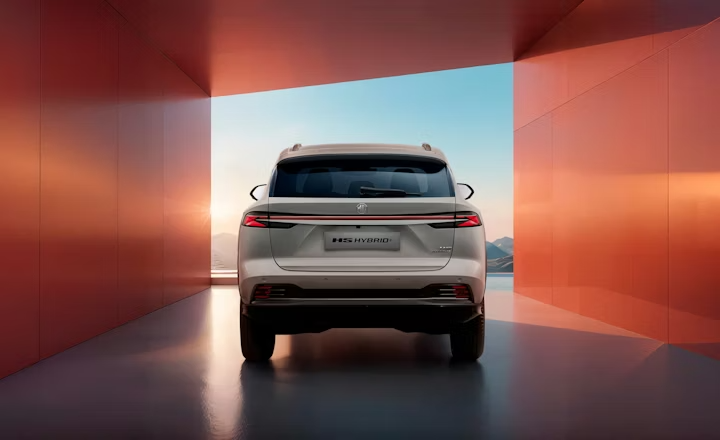 MG HS Hybrid+ Heckansicht und App-Steuerung am Ziel